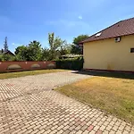 Karadi Apartmanhaz 公寓 *